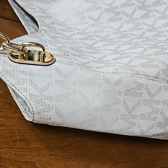 Michael Kors Pursue - Picture 3 of 11